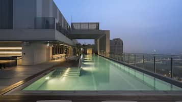 Utomhuspool och solstolar