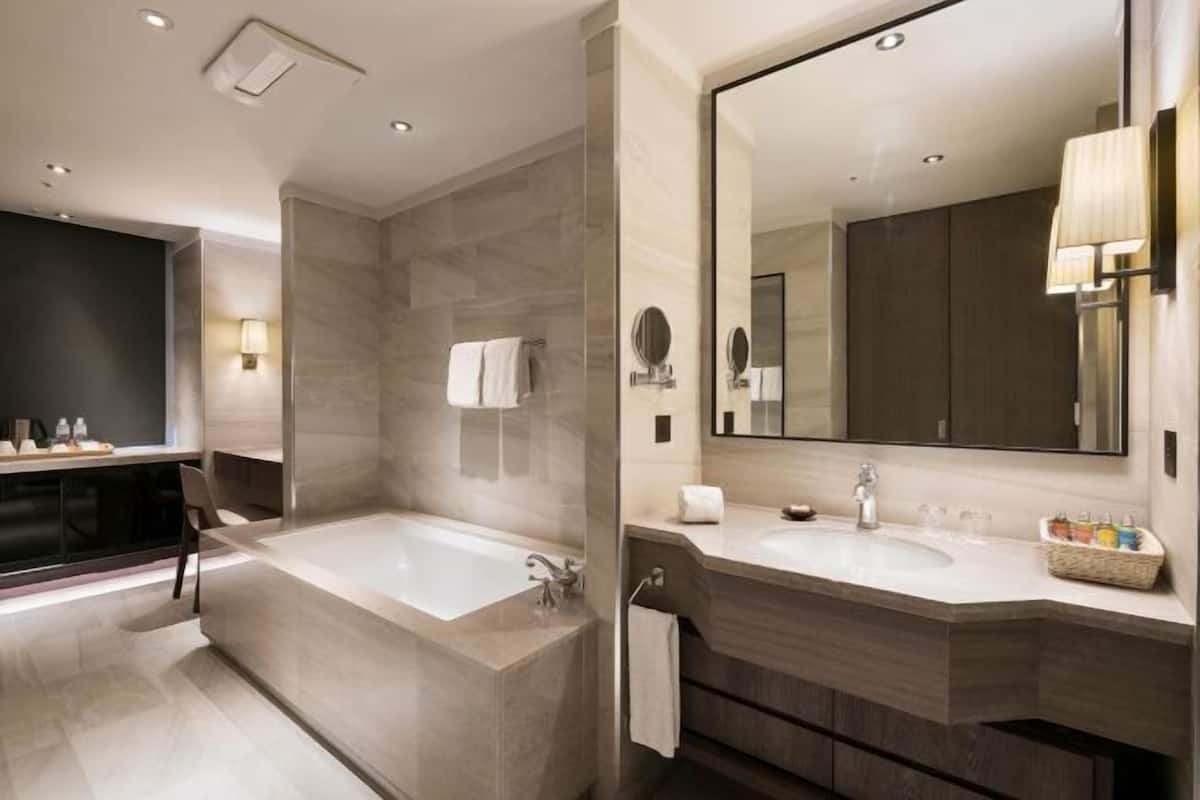 Baignoire et douche séparées, baignoire profonde