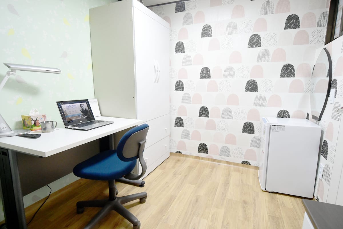102 | In-room safe, desk, blackout drapes, soundproofing