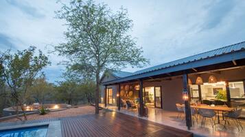 Luxury Villa | Outdoor pool