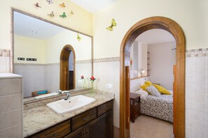 Bathtub, towels - Beautiful Villa with Pool, Terrace, Wi-Fi and Garden (Playa Blanca)