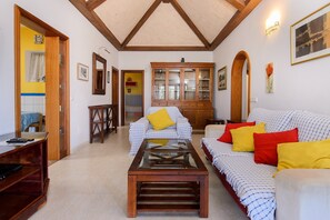 TV - Beautiful Villa with Pool, Terrace, Wi-Fi and Garden (Playa Blanca)