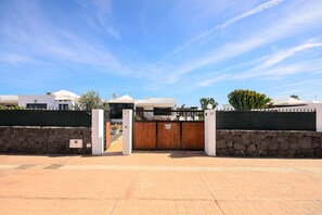 Property grounds - Beautiful Villa with Pool, Terrace, Wi-Fi and Garden (Playa Blanca)