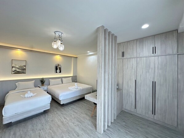 Habitación triple Deluxe | Cortinas opacas, sistema de insonorización, wifi gratis y ropa de cama