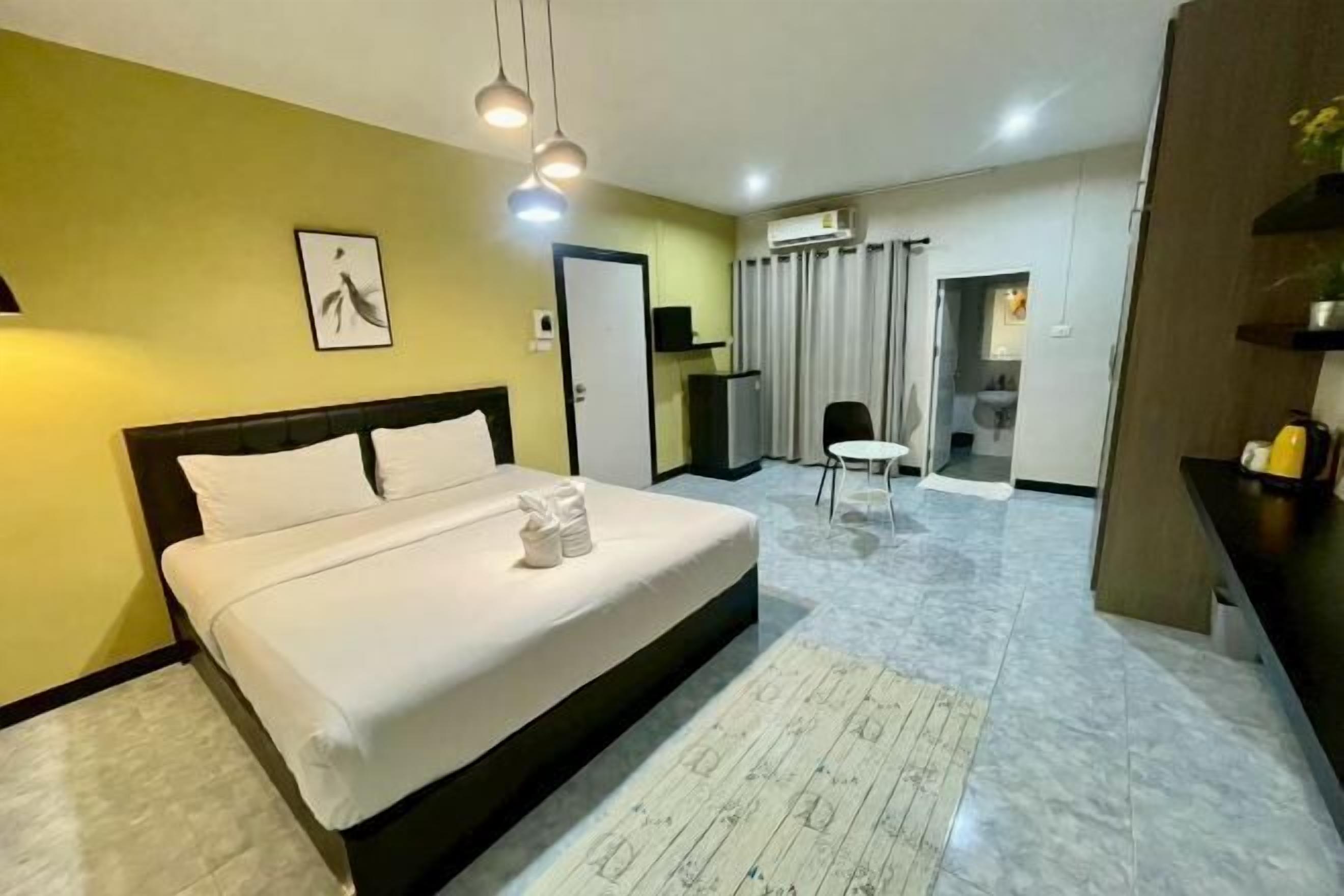 Cortinas opacas, sistema de insonorización, wifi gratis y ropa de cama