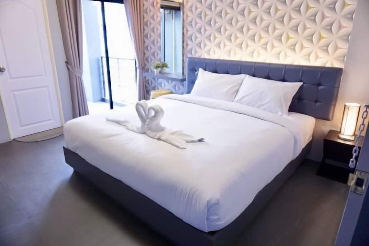 Cortinas blackout, insonorización, wifi gratis y ropa de cama