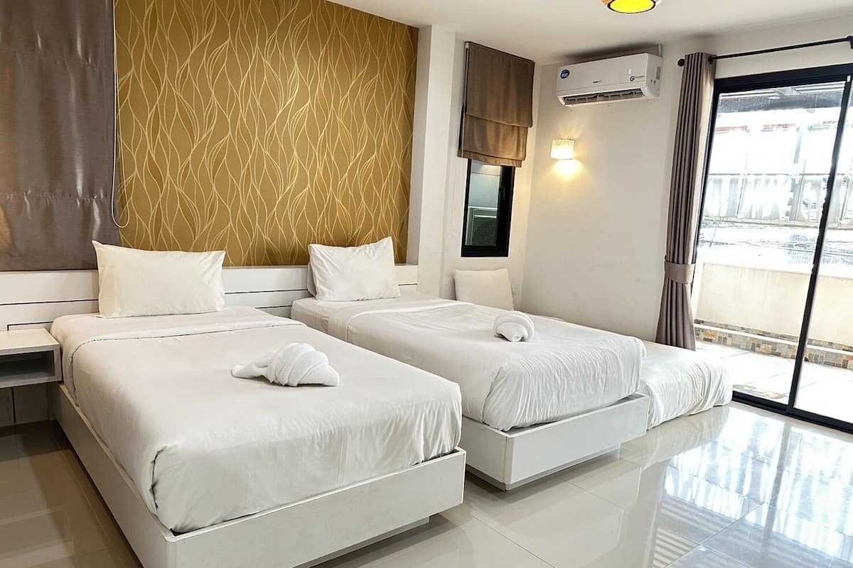 Habitación superior, 3 camas individuales | Cortinas blackout, insonorización, wifi gratis y ropa de cama