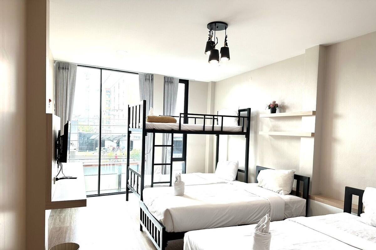 Habitación familiar | Cortinas opacas, sistema de insonorización, wifi gratis y ropa de cama