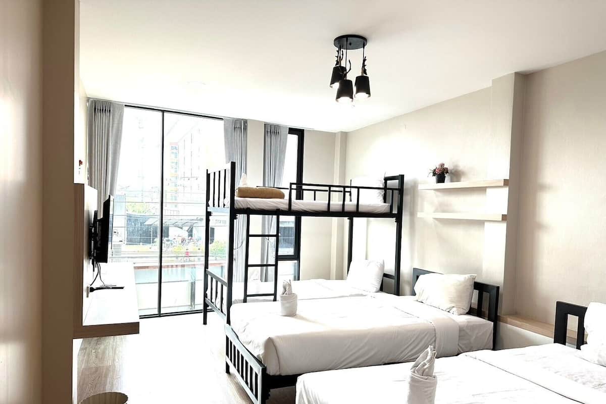 Habitación familiar | Cortinas blackout, insonorización, wifi gratis y ropa de cama