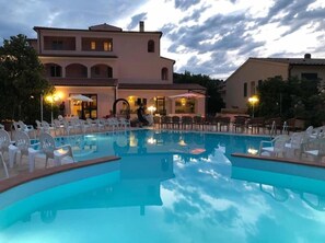 Indoor pool, seasonal outdoor pool, open open 24 hours, pool umbrellas - Arthotel Gabbiano Azzurro due (Marciana Marina)