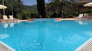 Piscina coperta, piscina stagionale all'aperto, ombrelloni da piscina