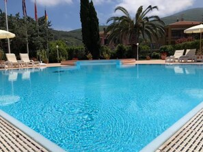 Alberca techada y alberca al aire libre por temporada