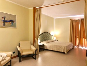 Suite estudio Deluxe, para no fumadores | Caja de seguridad en la habitación, escritorio y cortinas blackout 