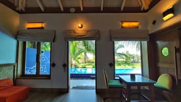 Pool Suite | Minibar, in-room safe, individually decorated, individually furnished