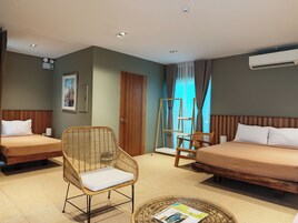 Minibar, in-room safe, bed sheets