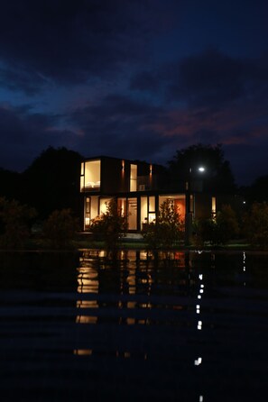 Fassade der Unterkunft – Abend/Nacht