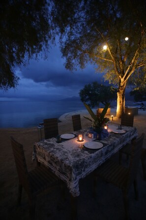 2 restaurants, spécialités Cuisine locale et internationale