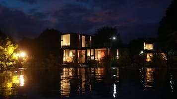 Majoituspaikan julkisivu illalla/yöllä