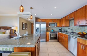 Una cocina moderna con armarios de madera, electrodomésticos de acero inoxidable y una isla central con asientos.