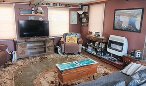 TV connectée, lecteur de DVD, livres, médiathèque