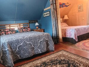 3 bedrooms, desk, iron/ironing board, free WiFi - Thousand Islands FUN -easy 5-8 minutes walk to all (Alexandria Bay)