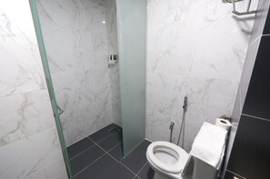 Bathroom shower - Hotel Scholar's Suites (Tanjung Malim)