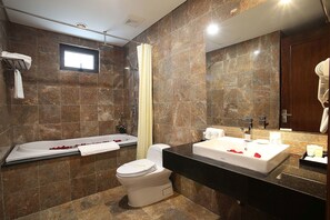 Studio (No View) | Bathroom | Combined shower/tub, free toiletries, hair dryer, bathrobes - London Hotel & Apartment (Hanoi)