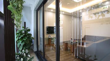 Studio (with View) | Oleskelualue | LCD-televisio