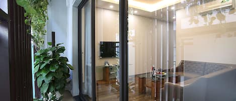 Estudio (with View) | Área de sala de estar | Televisión LCD