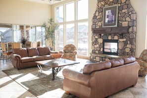 テレビ、暖炉、DVD プレーヤー、テーブルサッカー台