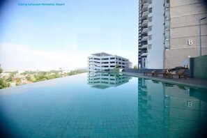 A modern building with a rooftop pool and lounge area. - Taiping Lakeview Homestay (Taiping)