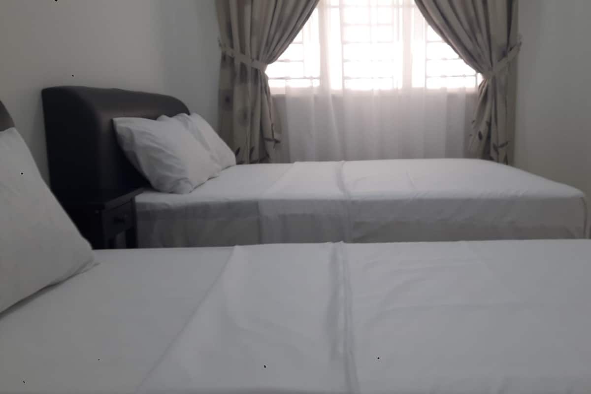 Ropa de cama de alta calidad, escritorio, insonorización y wifi gratis 