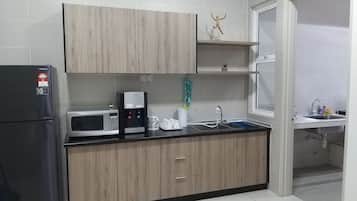 Peti sejuk/penyejuk beku saiz penuh, ketuhar gelombang mikro, dapur