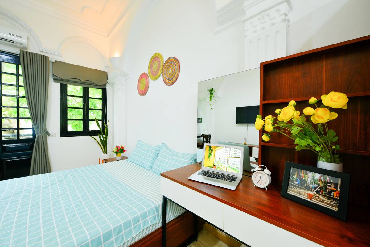 Deluxe Studio, 1 Queen Bed, City View | 1 bedroom, premium bedding, down duvets, pillow-top beds
