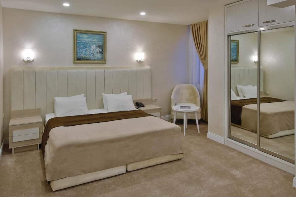 Deluxe Double or Twin Room | 1 bedroom, premium bedding, pillowtop beds, minibar