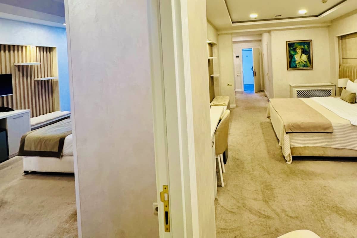 Family Room, 2 Bedrooms | 1 bilik tidur, peralatan tempat tidur premium, bar mini