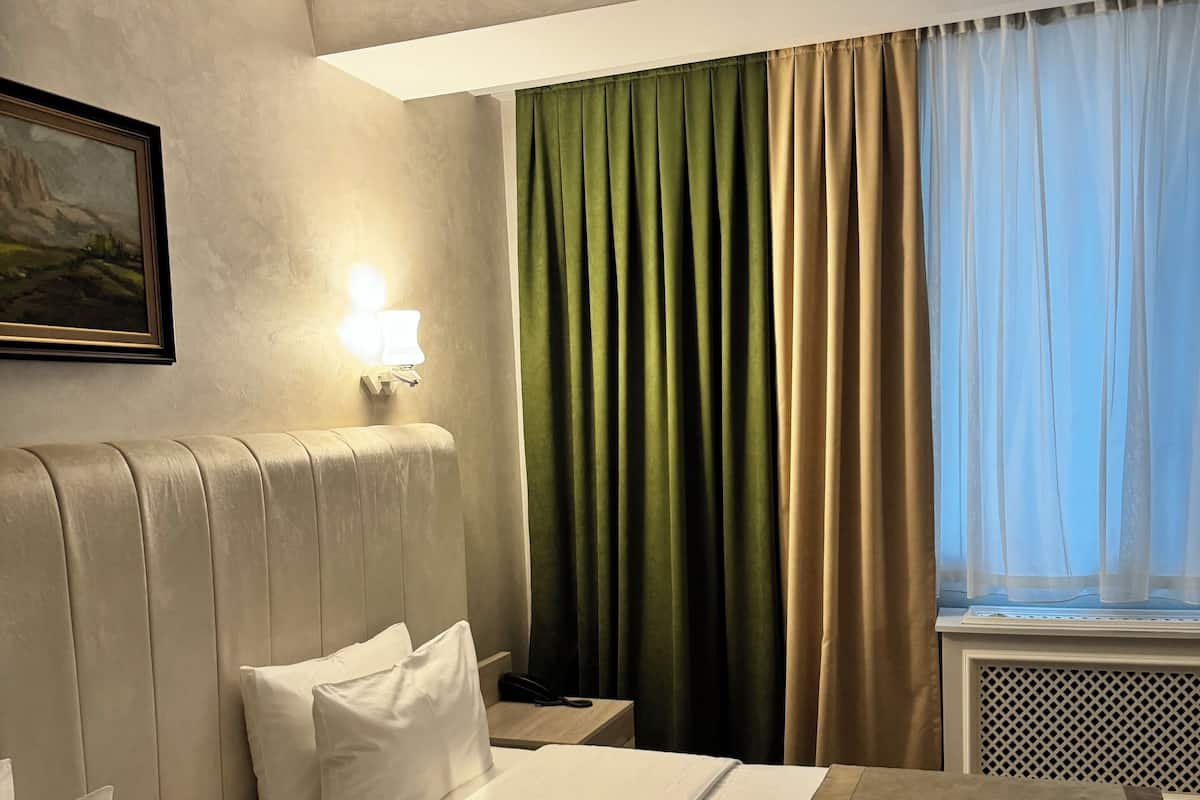 Standard Double or Twin Room, City View | 1 bilik tidur, peralatan tempat tidur premium, bar mini