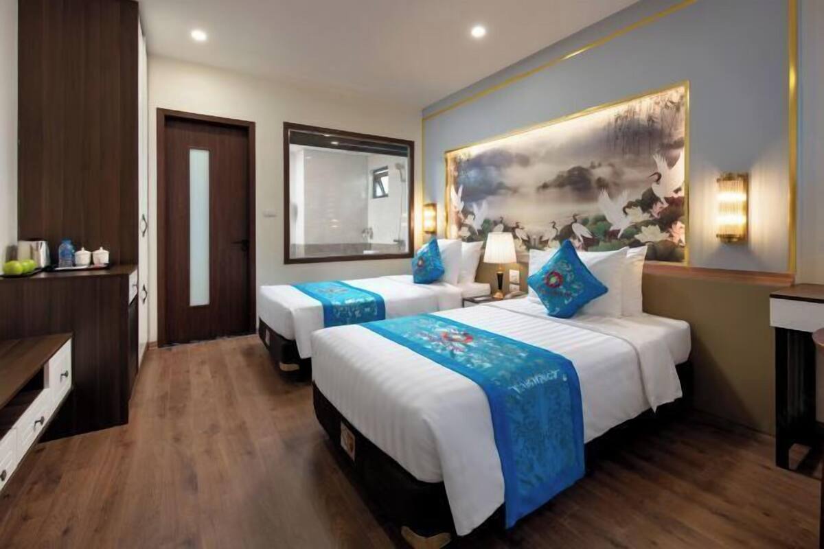 Bộ đồ giường cao cấp, minibar, két bảo mật tại phòng, bàn 