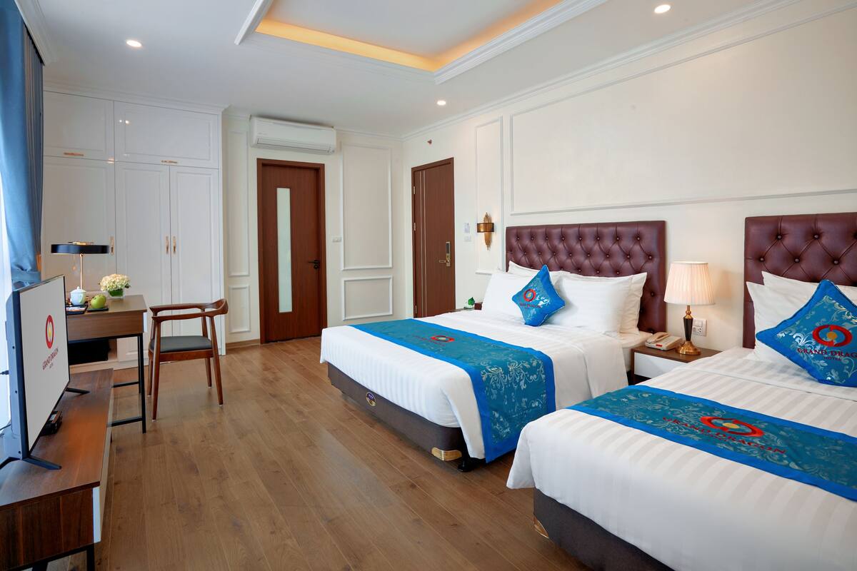 Phòng dành cho gia đình, quang cảnh thành phố | Bộ đồ giường cao cấp, minibar, két bảo mật tại phòng, bàn 