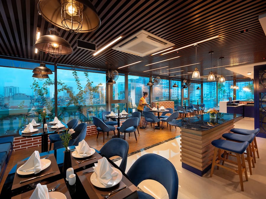 S'hi serveixen esmorzars, dinars i plats de cuina local i internacional