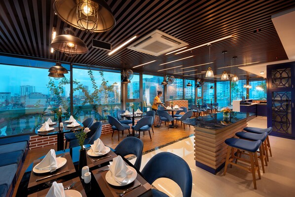 供應早餐、午餐和晚餐,當地和國際料理