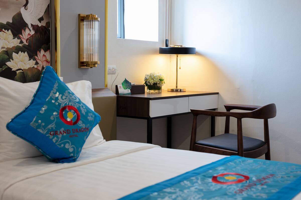 Bộ đồ giường cao cấp, minibar, két bảo mật tại phòng, bàn 
