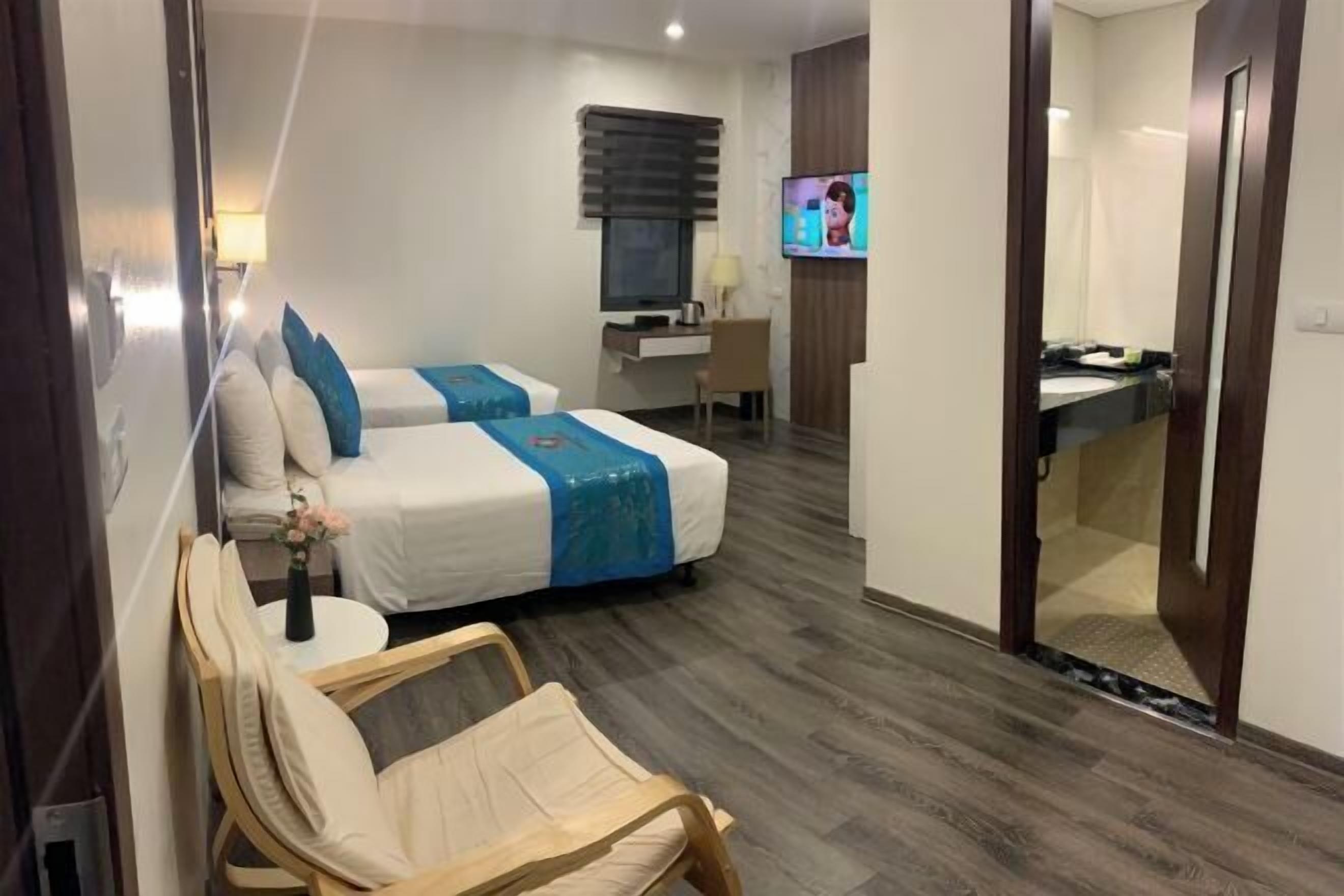 Premium bedding, minibar, in-room safe, desk