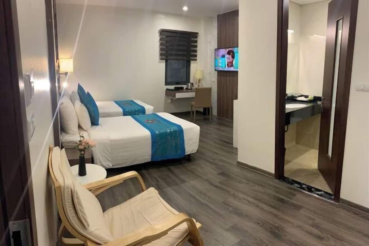 Bộ đồ giường cao cấp, minibar, két bảo mật tại phòng, bàn