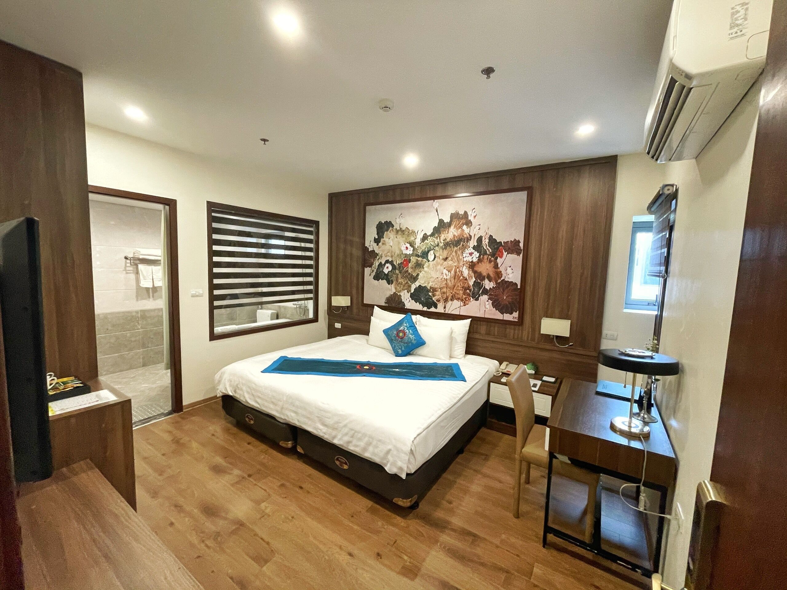 deluxe double or twin room | premium bedding, minibar, in-room safe, desk