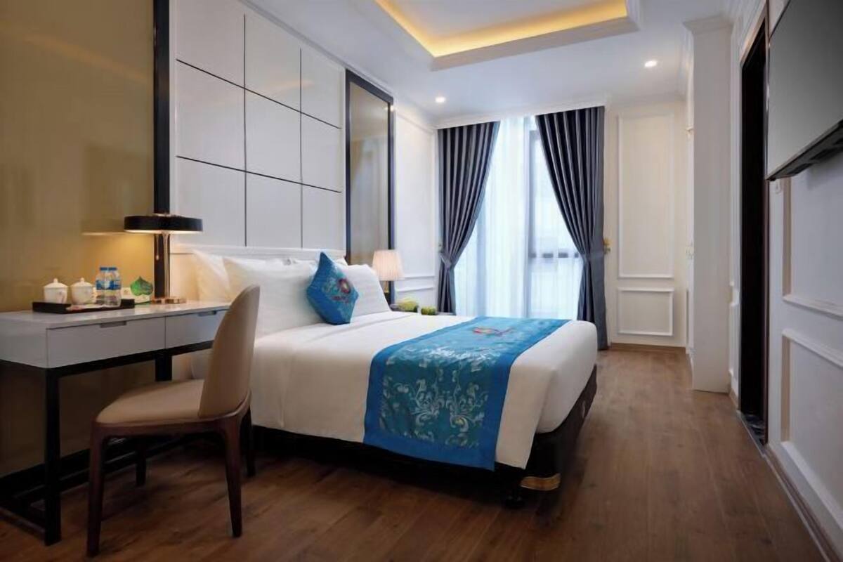 Bộ đồ giường cao cấp, minibar, két bảo mật tại phòng, bàn 