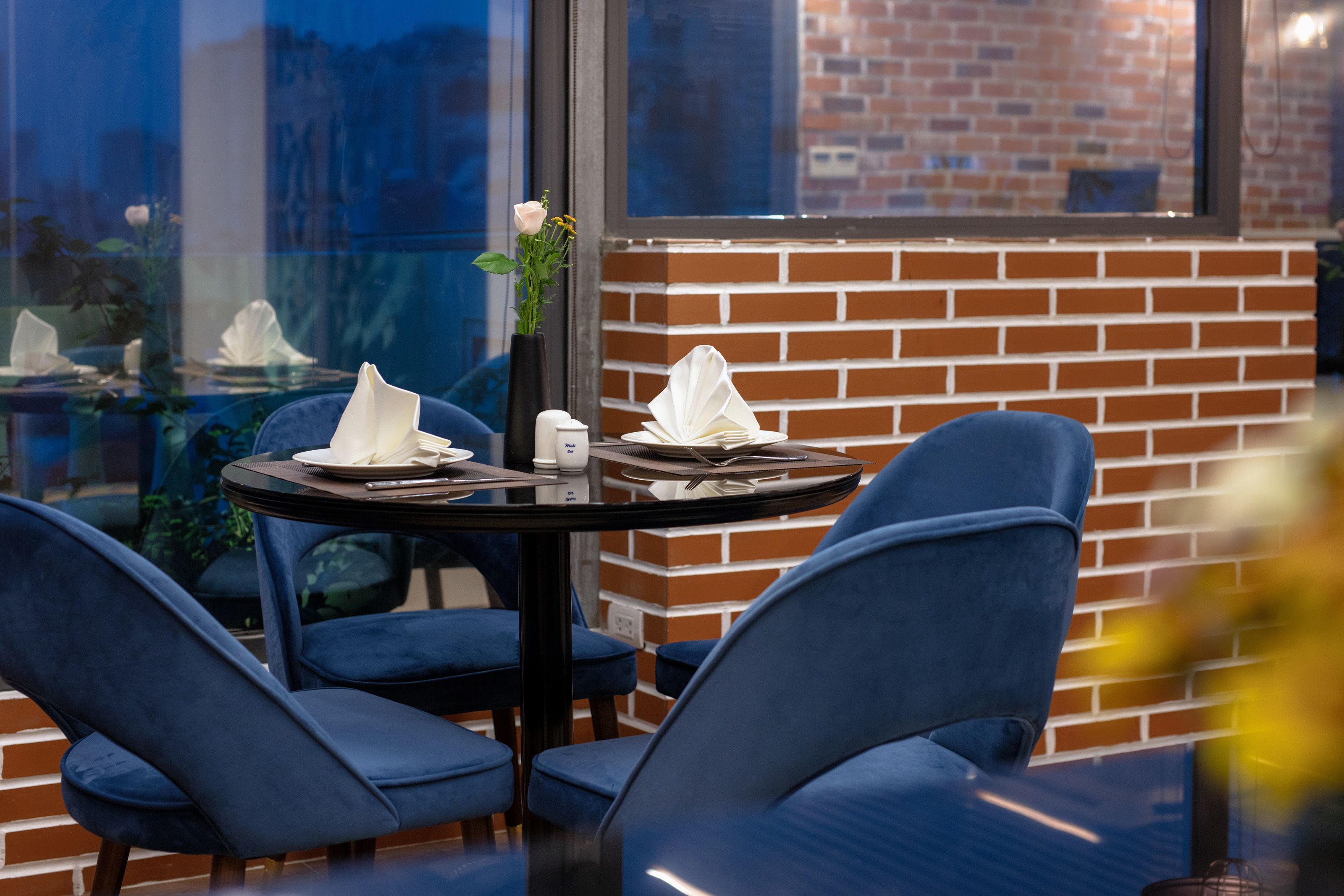 breakfast, lunch, dinner served; local and international cuisine