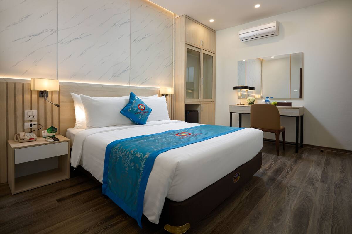 Bộ đồ giường cao cấp, minibar, két bảo mật tại phòng, bàn 