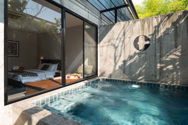 Pool Junior Suite | Frigobar, cofres nos quartos, cortinas blackout, Wi-Fi de cortesia