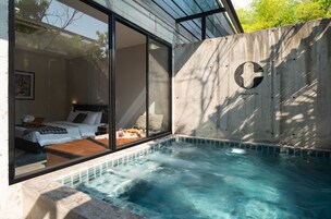 Minibar, caja de seguridad en la habitación y cortinas blackout 